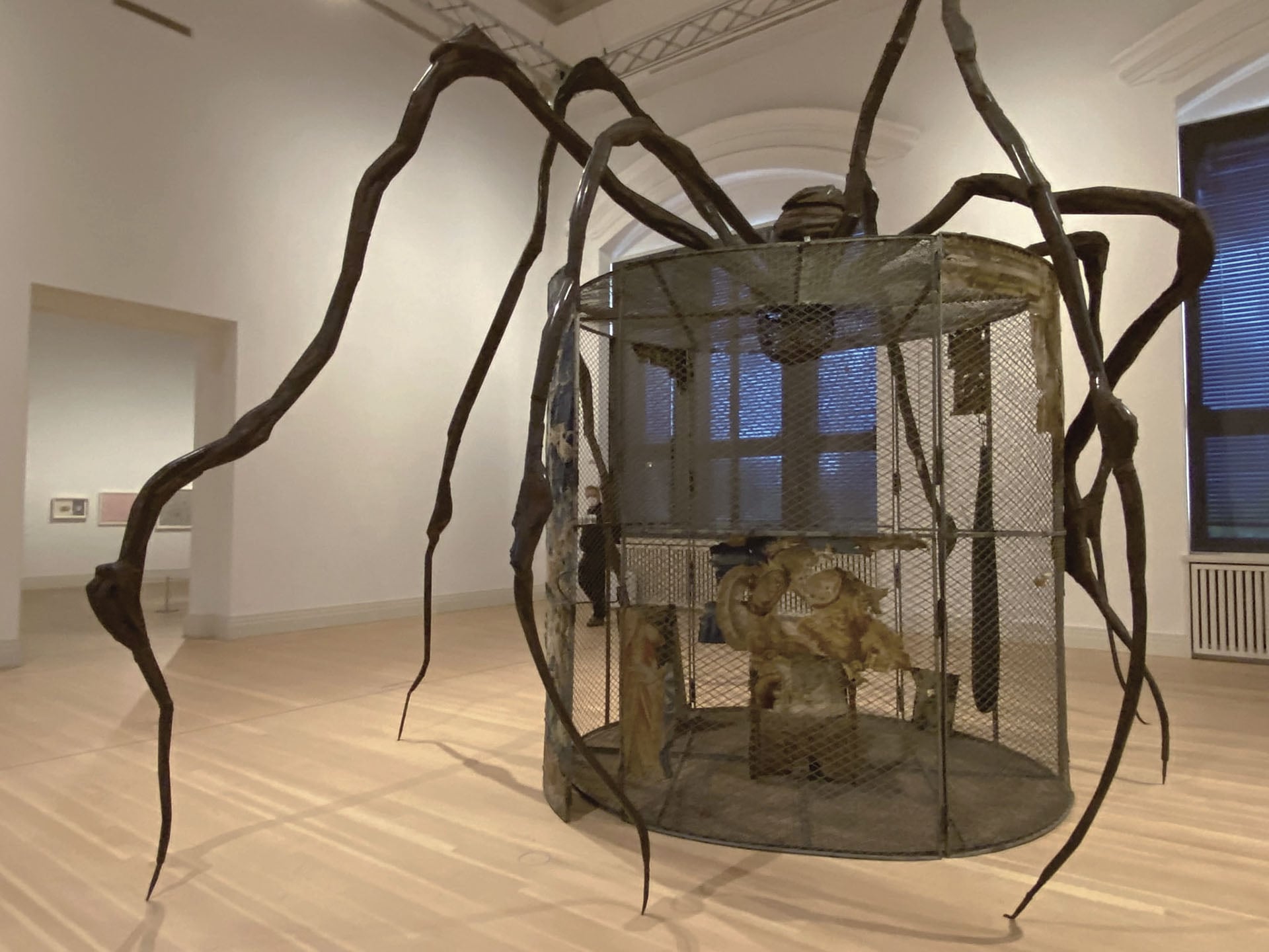 布爾喬亞（Louise Bourgeois）透過手作與雕塑，反覆處理童年創傷、身體記憶與情感修補，將個人心理經驗轉化為具象而私密的藝術語言。圖為2022年布爾喬亞回顧展。「Louise Bourgeois: The Woven Child」…