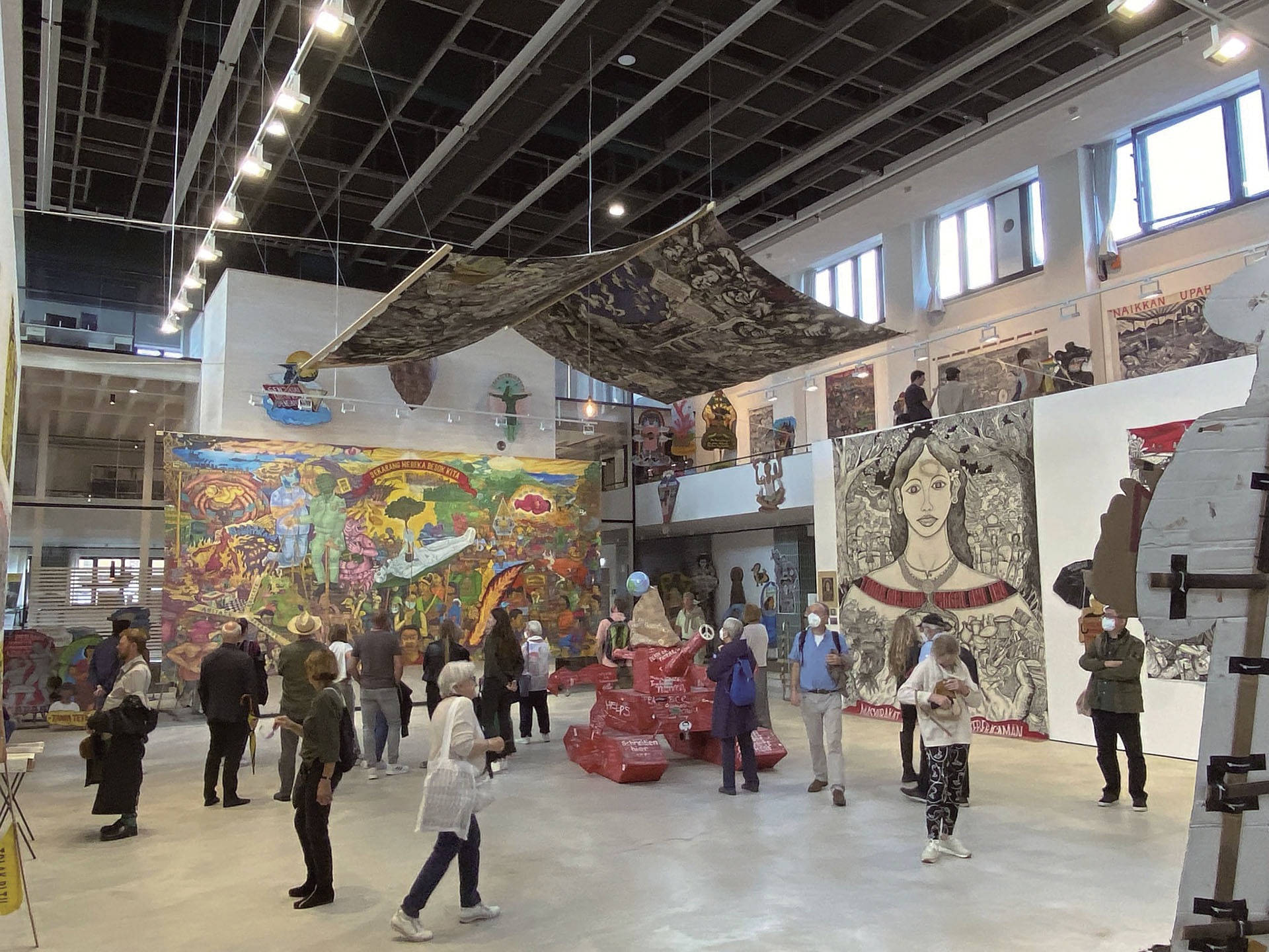 在卡塞爾文件大展中，藝術家透過抗爭性的視覺語彙，回應殖民歷史所留下的集體創傷，並重新建構地方性的記憶與抵抗敘事。圖為2022 年卡塞爾文件展。（攝影／高千惠）