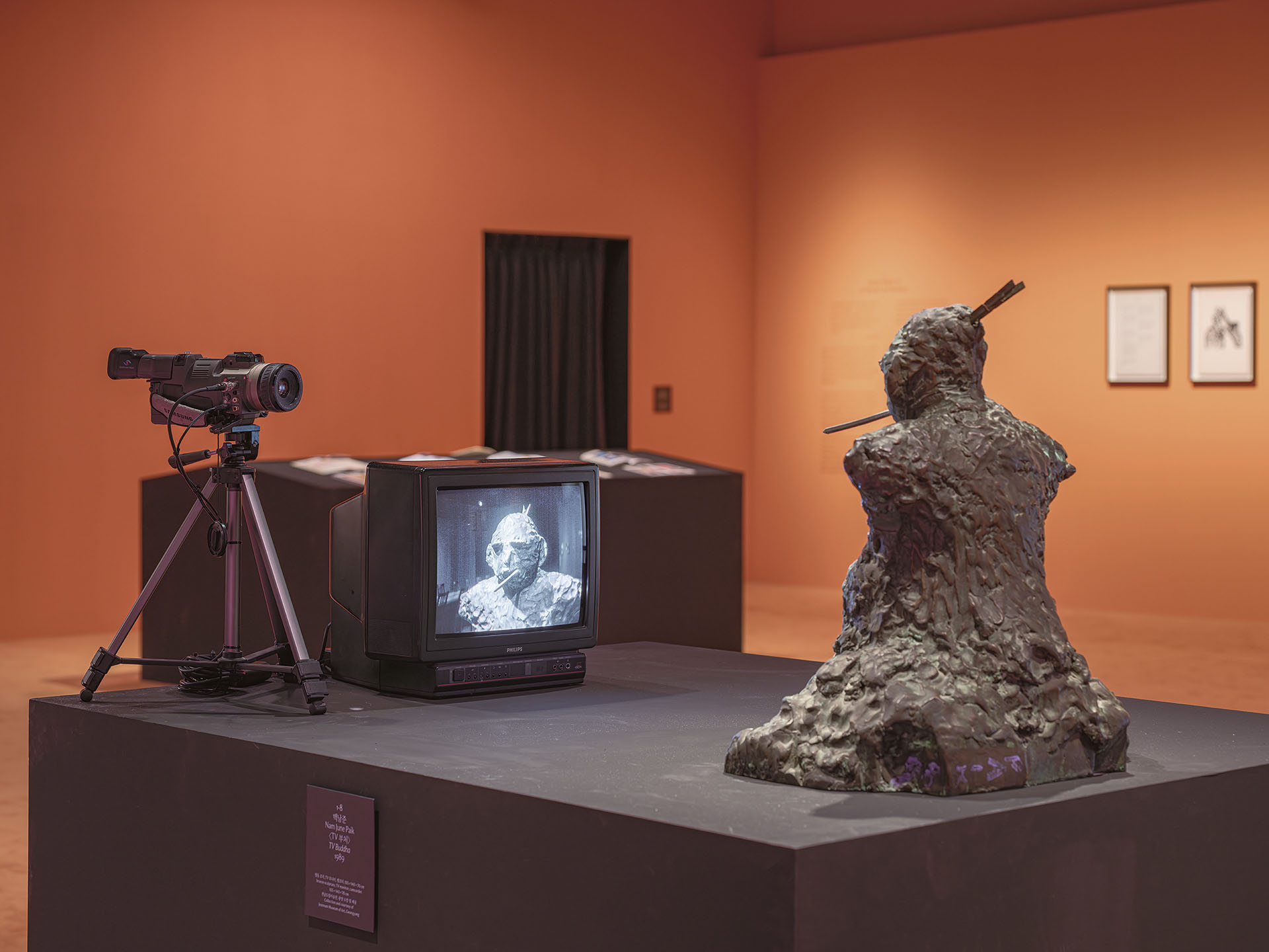 白南準（Nam June Paik）《電視佛陀》（TV Buddha，1989）於第13屆首爾媒體城市雙年展「降靈：靈魂的技術」（Séance: Technology of the Spirit）中展出，作品將電子媒體轉化為精神實踐的工具，…