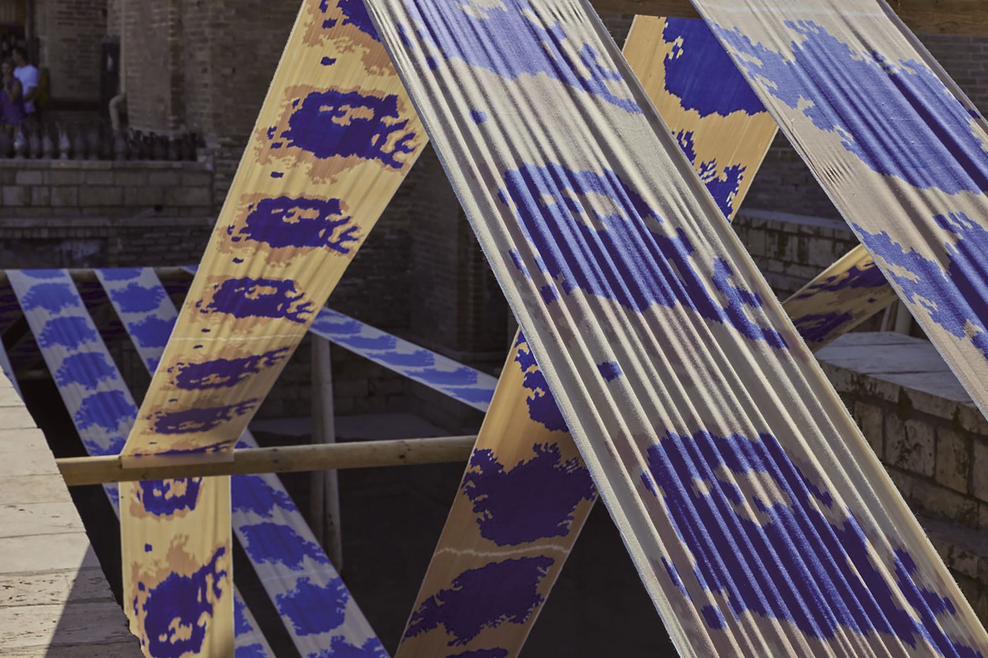 2025 Bukhara Biennial：Hylozoic/Desires（Himali Singh Soin／David Soin Tappeser）跨學科創作作品《渴望〉，融合實驗詩歌表演、原創聲音藝術與裝置，呈現多重物質性與時間想像…
