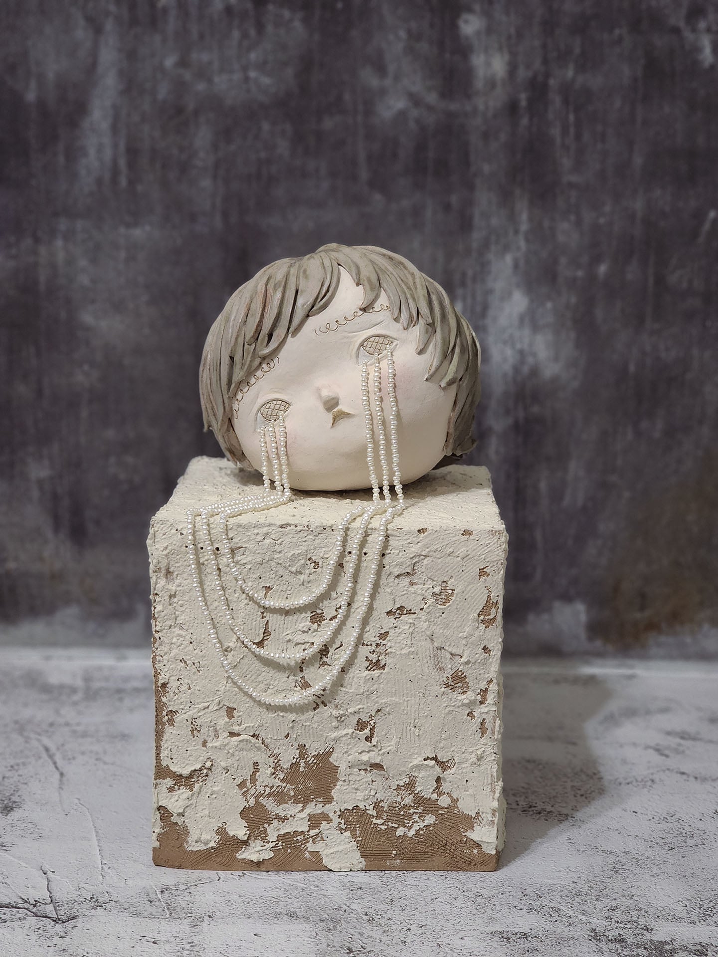 不討喜｜眼淚是珍珠 你要去哪裡 陶、複合媒材&nbsp; 30×17×18 cm&nbsp; 2023 不討喜提供
