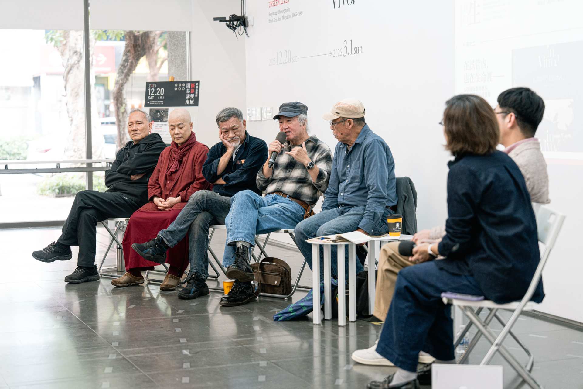 北師美術館開幕講座現場，右起：攝影家關曉榮、鐘俊陞、林柏樑、張詠捷（殿淨法師）、林義祥。（北師美術館提供，攝影／dulub studio）