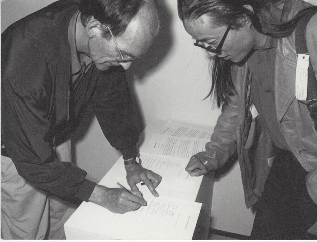 1993年1月在柏林的世界文化之家（Haus der Kulturen der Welt）開幕的China Avantgarde上，策展人戴漢志（Hans van Dijk）與藝術家吳山專在現場交流。這個展覽被視為中國當代藝術進入西方視野的…