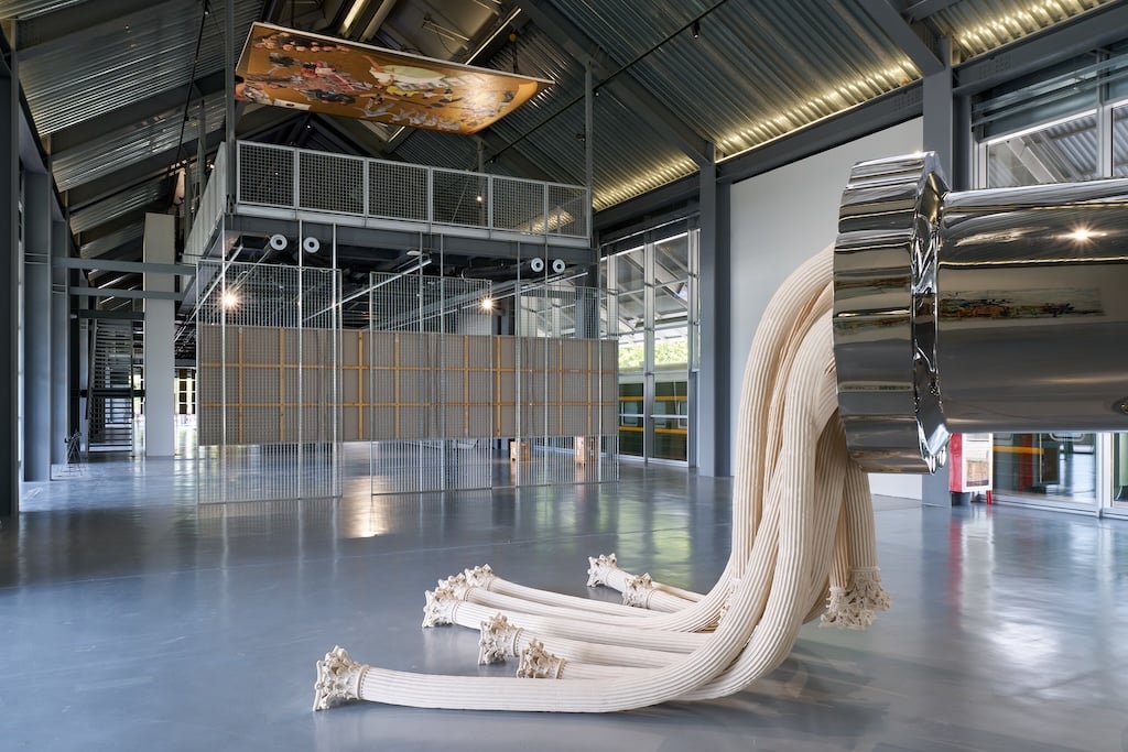 上海星美術館開館系列展覽現場一景，近景為展覽「邊界」中徐震的作品《工具—羅馬柱，絞肉機》（圖片由星美術館提供）；