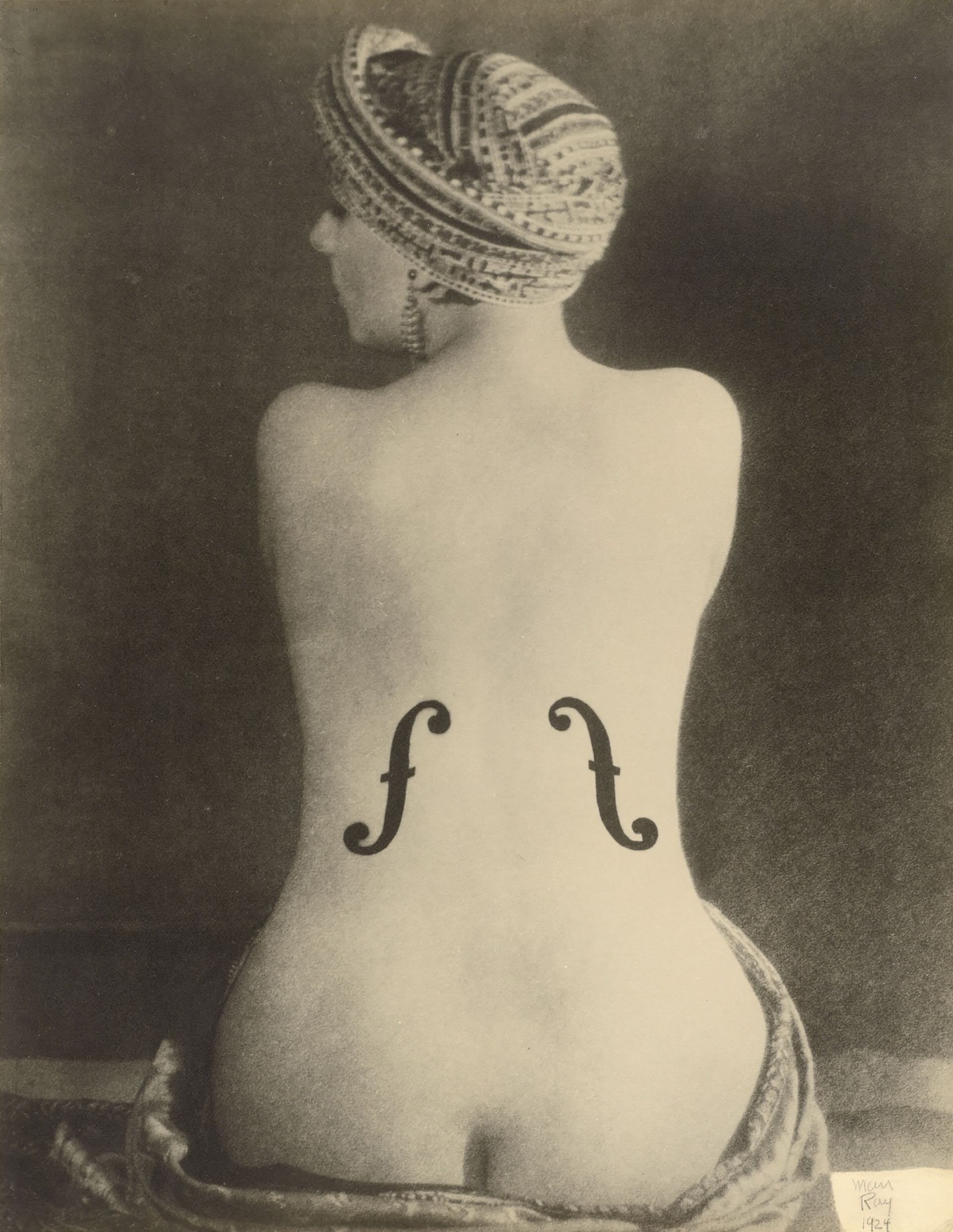 曼．雷，《安格爾的小提琴》，1934，授權藝術微噴，31.5 × 23 公分。© Man Ray 2015 TRUST / VG Bild-Kunst, Bonn 2025.