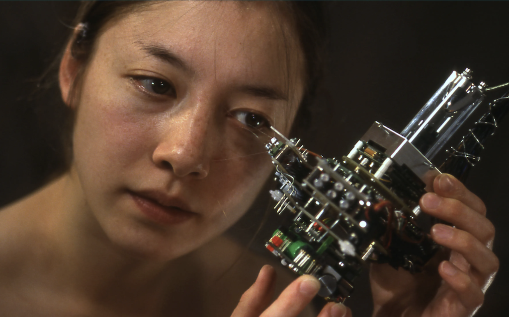 達里亞．馬丁（Daria Martin），《柔軟的材料》，2004（靜態影像）。（© 達里亞·馬丁，藝術家提供）