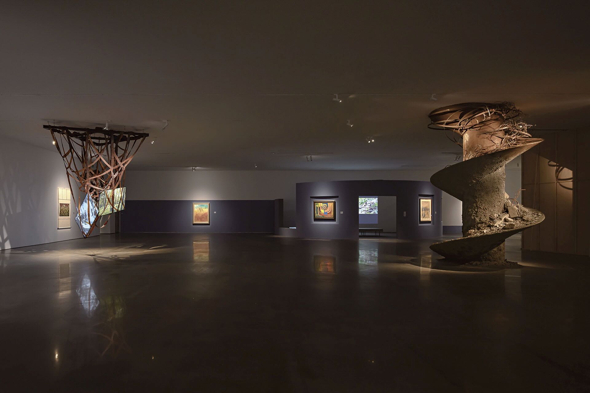 圖為臺中市立美術館開館展覽「萬物的邀約」展出單元一景，以「幻生的寓言」為線索，探討現代性如何透過技術與觀看形塑人與非人的界線，並藉藝術實踐重新思考「萬物」的生成與關係。（攝影／ANPIS FOTO 王世邦）