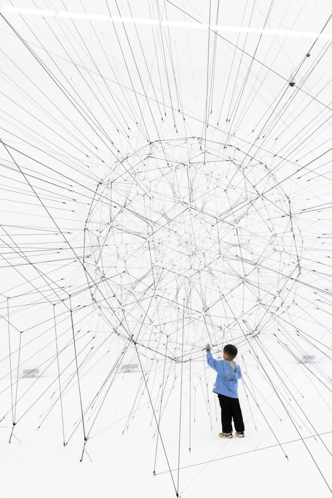 托馬斯.薩拉切諾,《算法.韻律》,2024。「共生」展覽現場,2024年,北京紅磚美術館。圖片由托馬斯.薩拉切諾工作室提供。