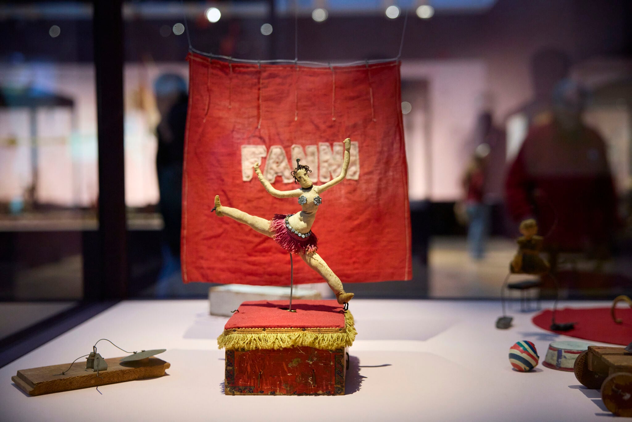 惠特尼美術館現正展出考爾德早年的金屬絲雕塑、繪畫與檔案資料。（©Whitney Museum of American Art）