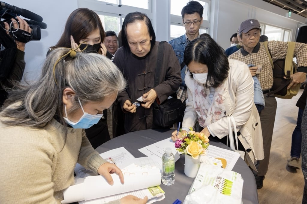 全華網事件的受害藝術家走過漫長歷程，終於領回當初被不當方式取得的各類同意書。（圖片提供：文化部）