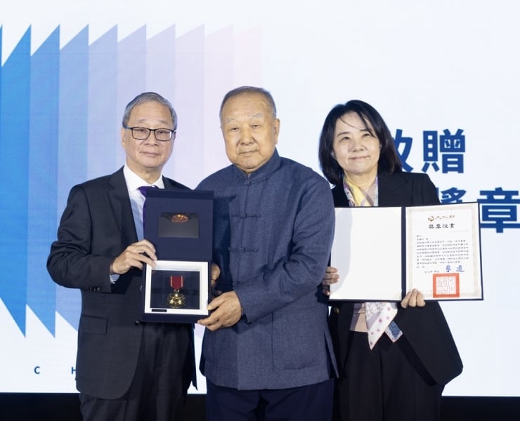 大文化部長李遠（左）頒贈「一等文化獎章」給藝術家劉國松（中），以文化部最高榮譽，感謝其在全華網事件中，以自身權益促成相關權利及文件返還。圖右為劉國松長女劉令徽。