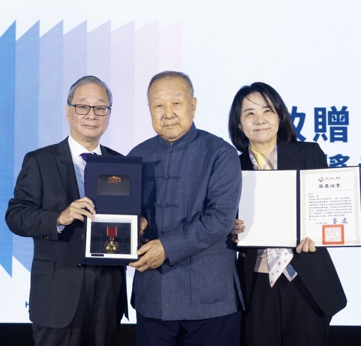 大文化部長李遠（左）頒贈「一等文化獎章」給藝術家劉國松（中），以文化部最高榮譽，感謝其在全華網事件中，以自身權益促成相關權利及文件返還。圖右為劉國松長女劉令徽。