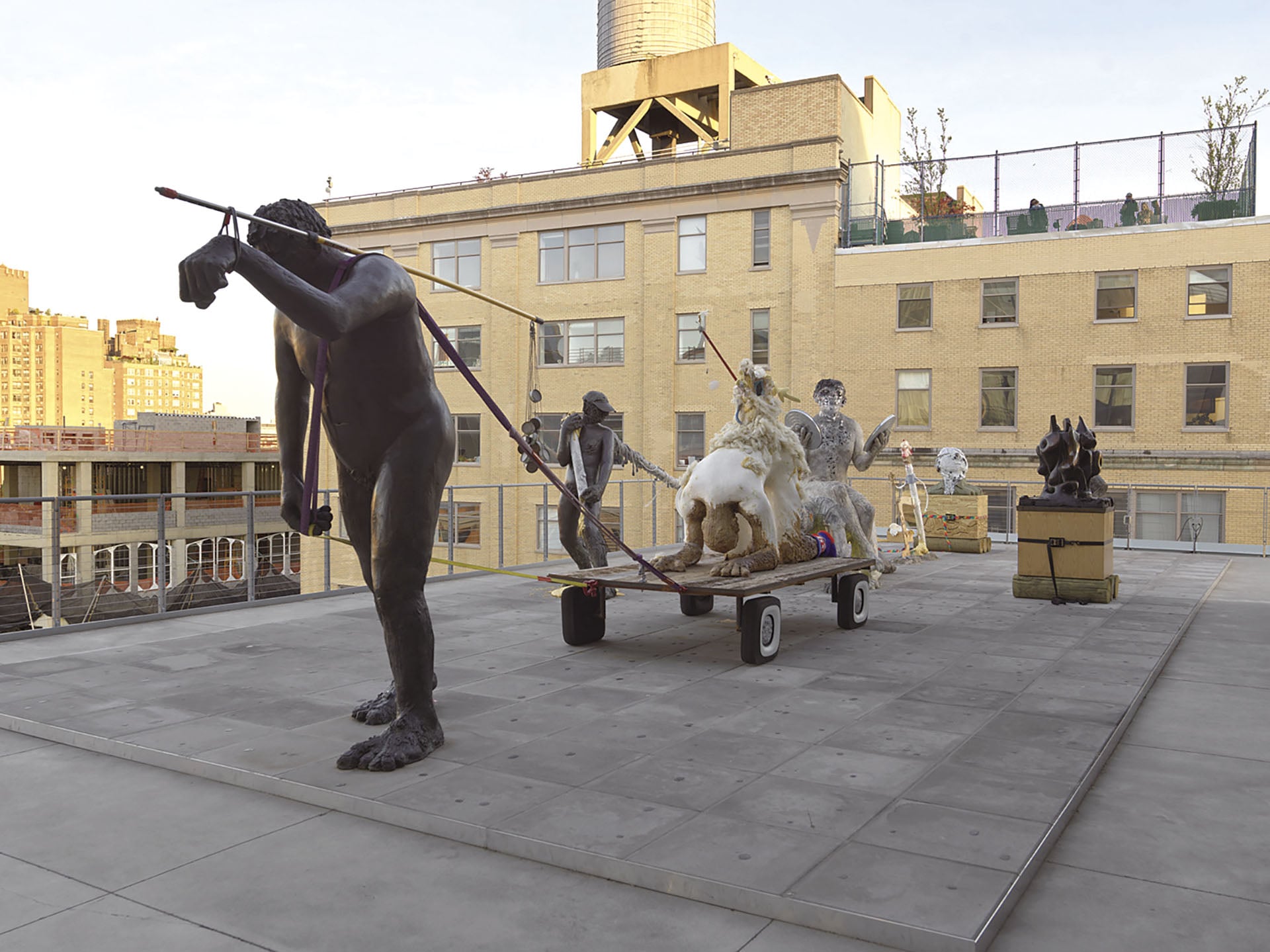 尼可‧艾森曼｜遊行（The Procession） 複合媒材 尺寸依場地而定 2019 裝置現場：Whitney Museum of American Art，2019 惠特尼雙年展 © Nicole Eisenman （攝影／Matt G…