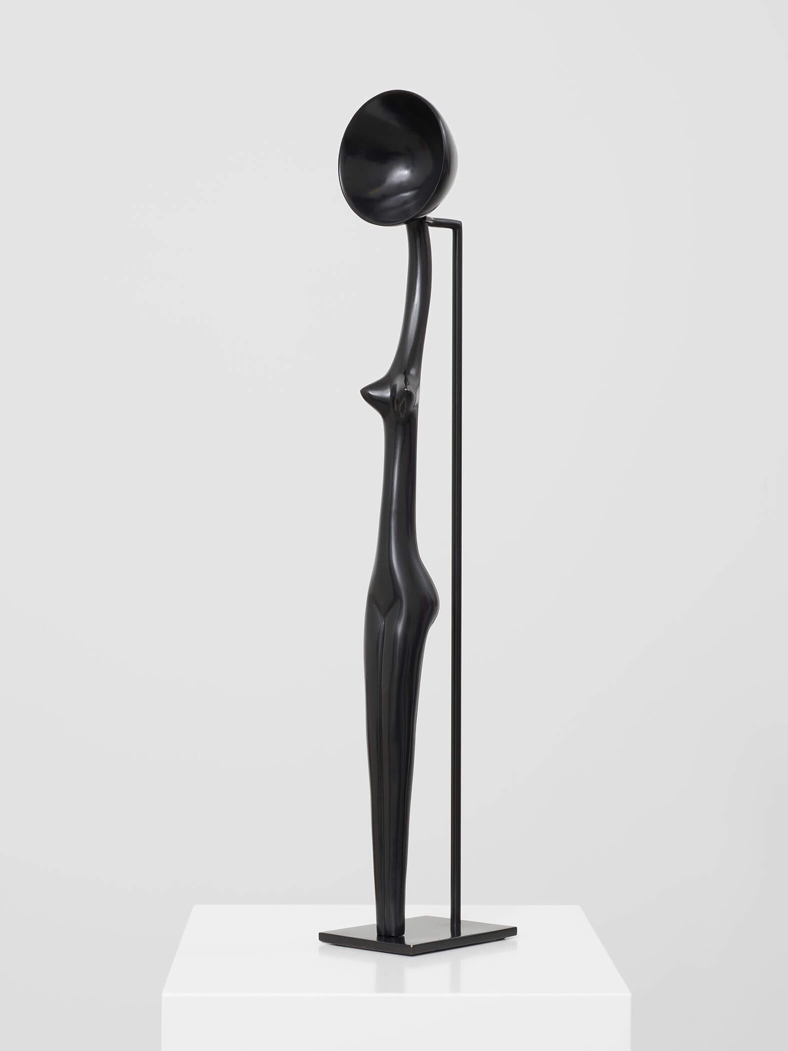 西蒙娜．雷伊（Simone Leigh），《哨兵四號》（Sentinel IV），2020 年。青銅，50.8 × 8.3 × 9.5 公分。取自 Hauser & Wirth。