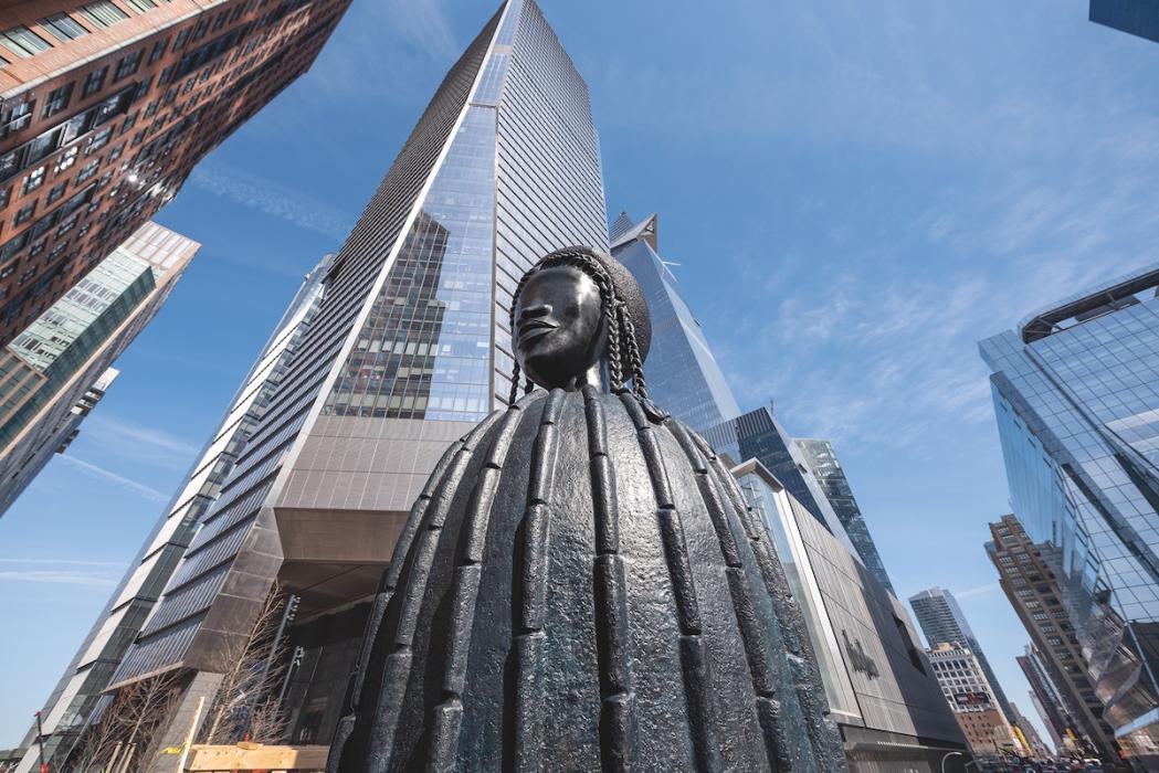 西蒙娜．雷伊（Simone Leigh），《磚屋》（Brick House），2019 年。青銅，High Line Plinth臨時裝置。攝影：Timothy Schenck。取自 National Gallery of Art。