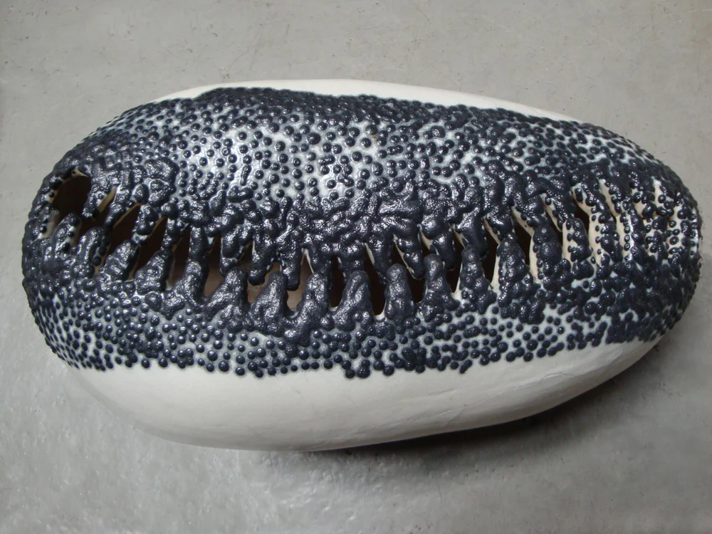 西蒙娜．雷伊（Simone Leigh），《Premye》，2011 年。藝術家 2011 年之陶瓷雕塑，40.6 × 50.8 公分。取自 Phaidon。