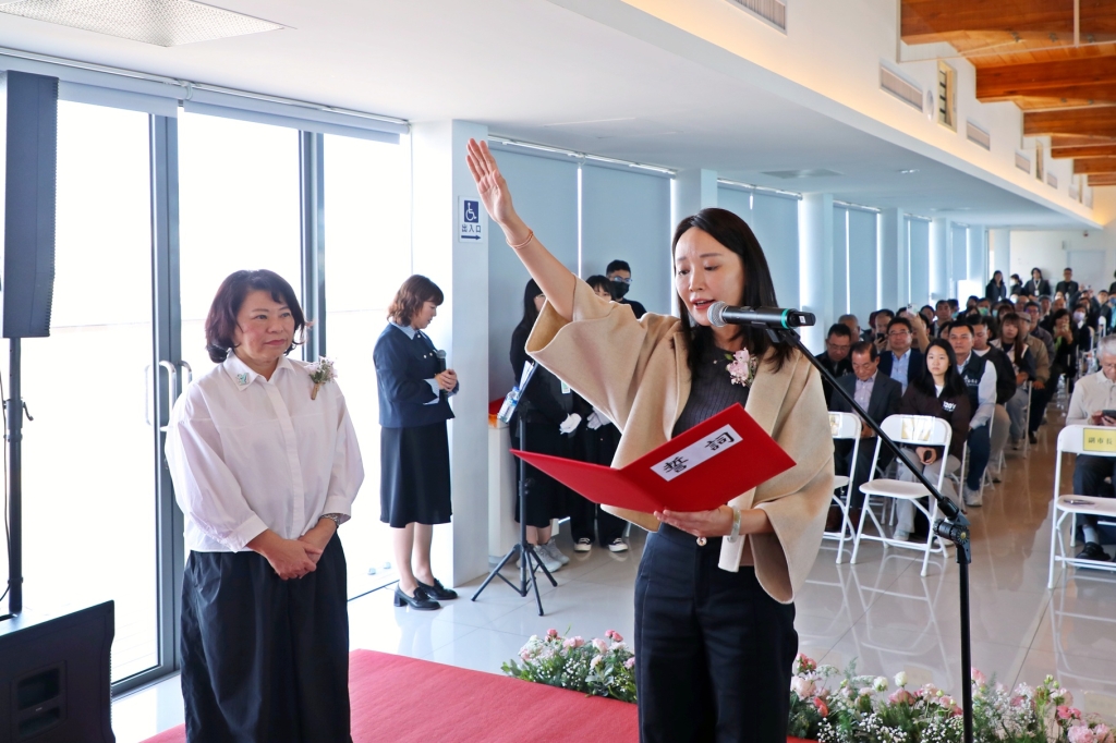 在嘉義市長黃敏惠主持的佈達典禮，潘青林館長進行宣誓就職儀式。（嘉義市政府文化局提供）