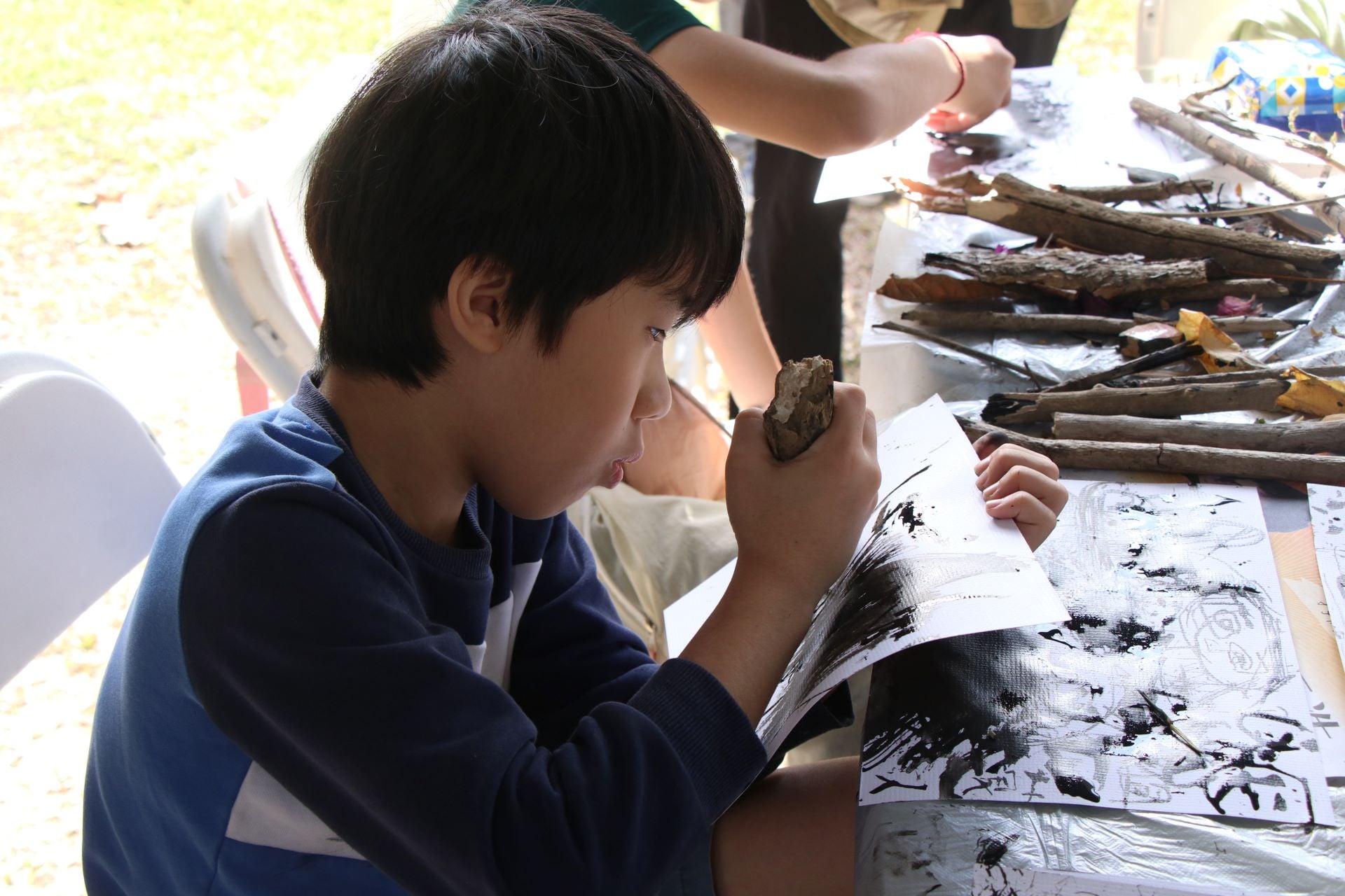 嘉美館之前在2025年11月29日於嘉義公園舉辦寫生日，市民於現場創作一景。（嘉義市政府文化局提供）