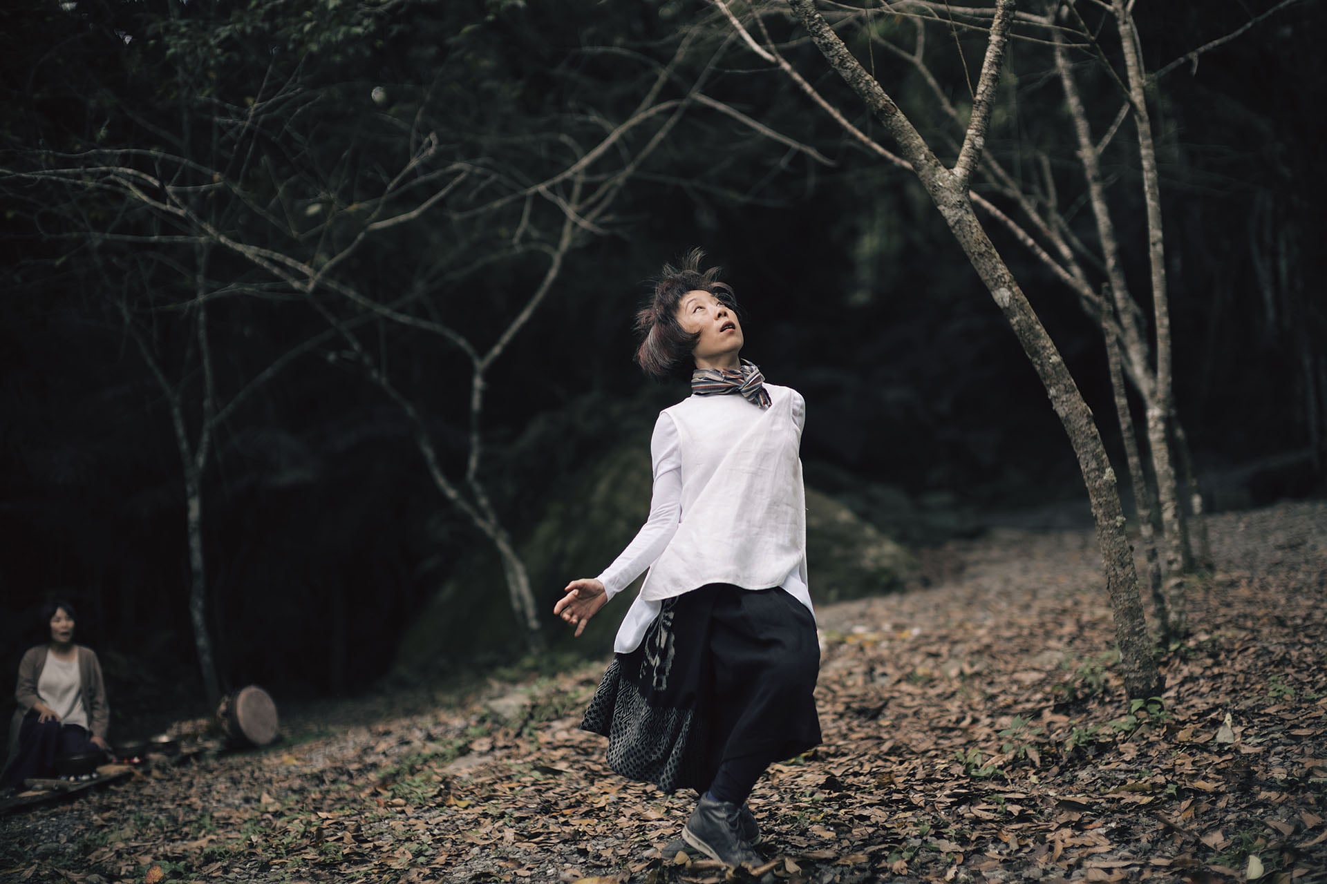 黎美光的創作深受深層生態學影響，特別是喬安娜．梅西與大衛．亞伯蘭提出的「生態自我」概念，鬆動人與自然的二元對立，將個體理解為與世界彼此滲透、共同生成的存在。圖為黎美光2020年於自然場域獨舞演出現場。（攝影／鄭敬儒，黎美光提供）