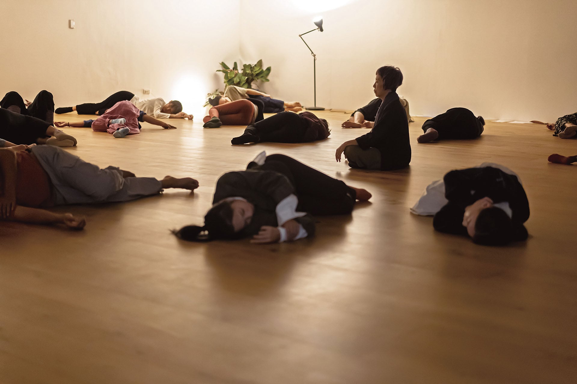 透過「生態自我」的擴展與「大富長者」的視角轉換，黎美光將藝術視為一種陪伴的實踐，生命如同風信子，在允許「無用」與休眠中，積蓄能量，完成自身的節奏與花期。（攝影／李昆晏，黎美光提供）