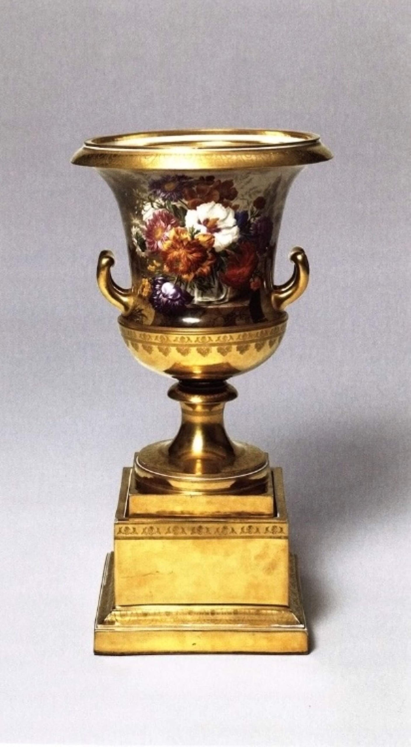 花卉裝飾雙耳瓶(Large Decorative Vase with Flower),約1835年,高度45.6公分,奧地利應用藝術博物館藏。(圖片源自:《Say It with Flowers! Viennese Flower Paint…