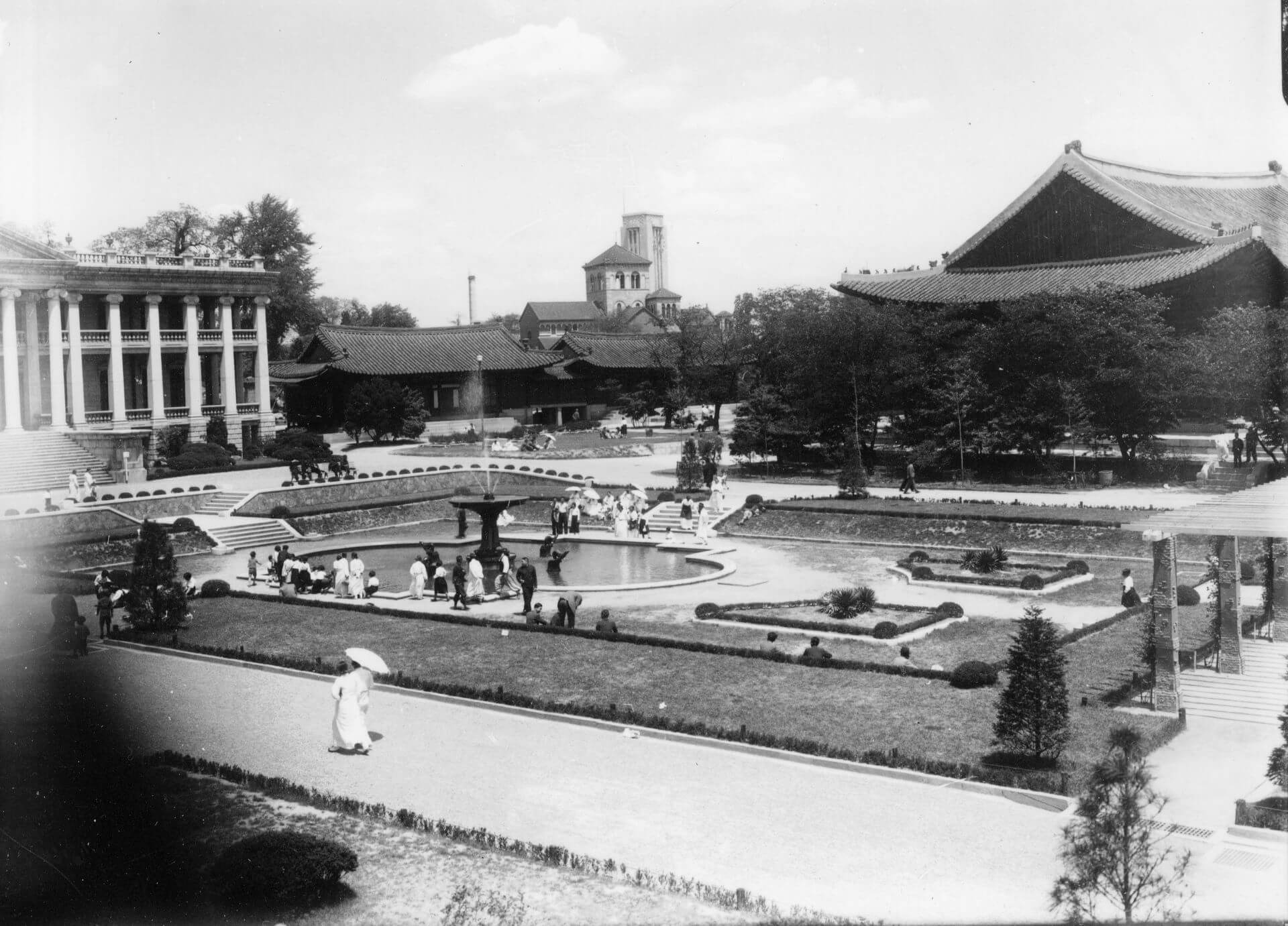 圖2 石造殿前噴泉，1940，乾版照片，韓國國立中央博物館藏。引自韓國國立中央博物館典藏資料庫