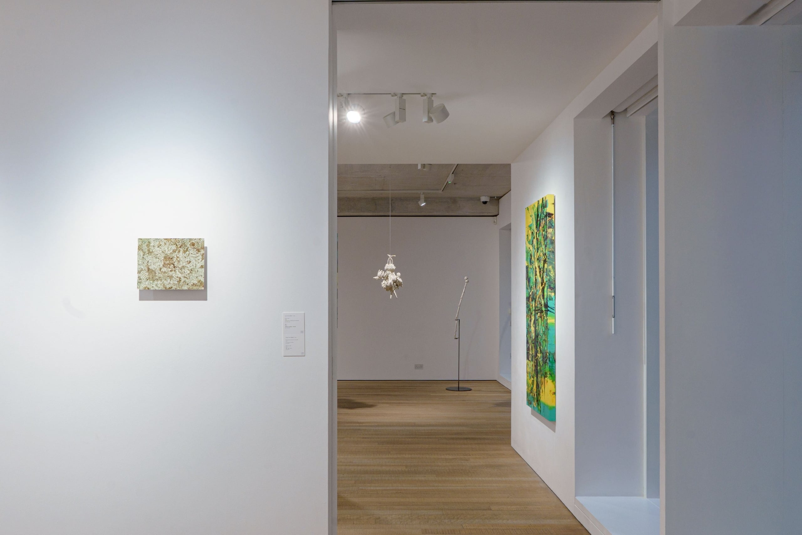 李若玫《蟲徑》(左圖）於「抒情．暴：倫敦當代臺灣藝術展」展出現場照。（陳建今、耿畫廊提供）
