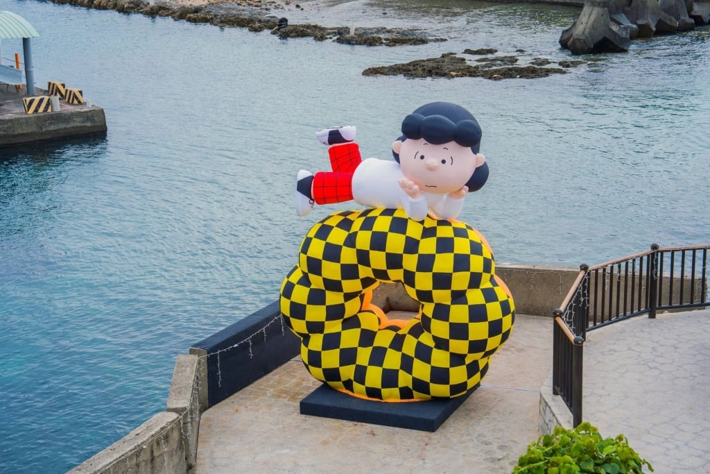 紅柴坑漁港-甜甜圈與露西，作品為露西趴在甜甜圈上享受海風，傳遞愛情中的療癒感。