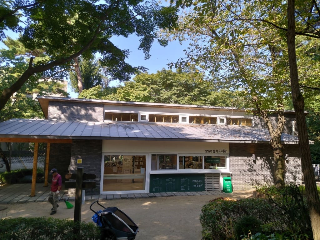 三清公園圖書館外的咖啡吧台