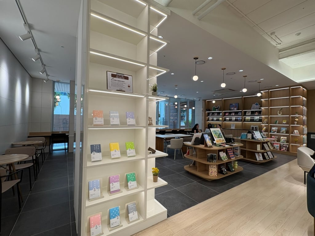 新吉圖書館的咖啡店中有很多書籍陳列的位置,甚至有兩張平擺桌。