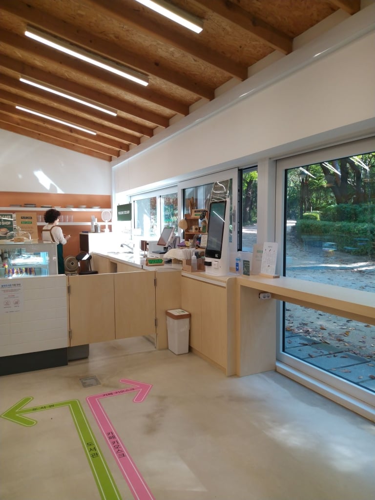 三清公園圖書館的小小咖啡區和地上的標線