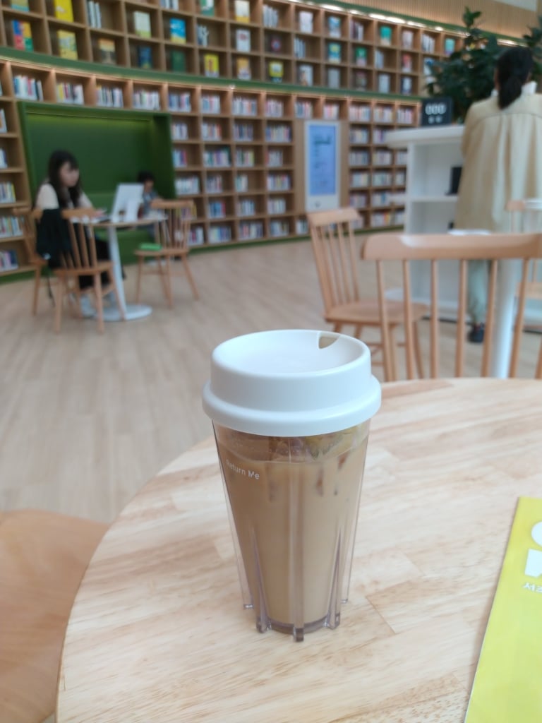 方背洞環保圖書館的內用座位及環保杯裝的咖啡