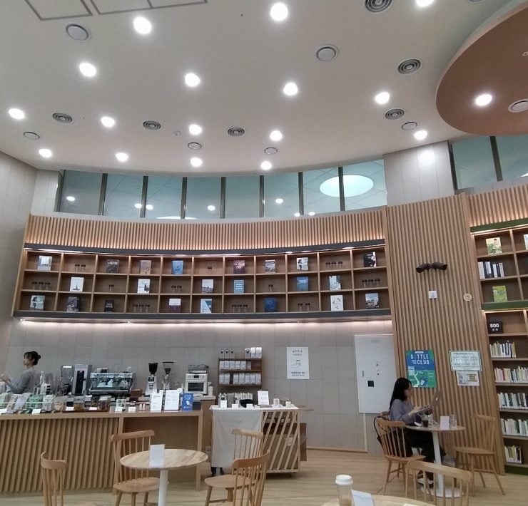 【專欄｜旅行的終點是圖書館】走進圖書館，是為了下一頓飯？在圖書館吃飯、喝咖啡這件事