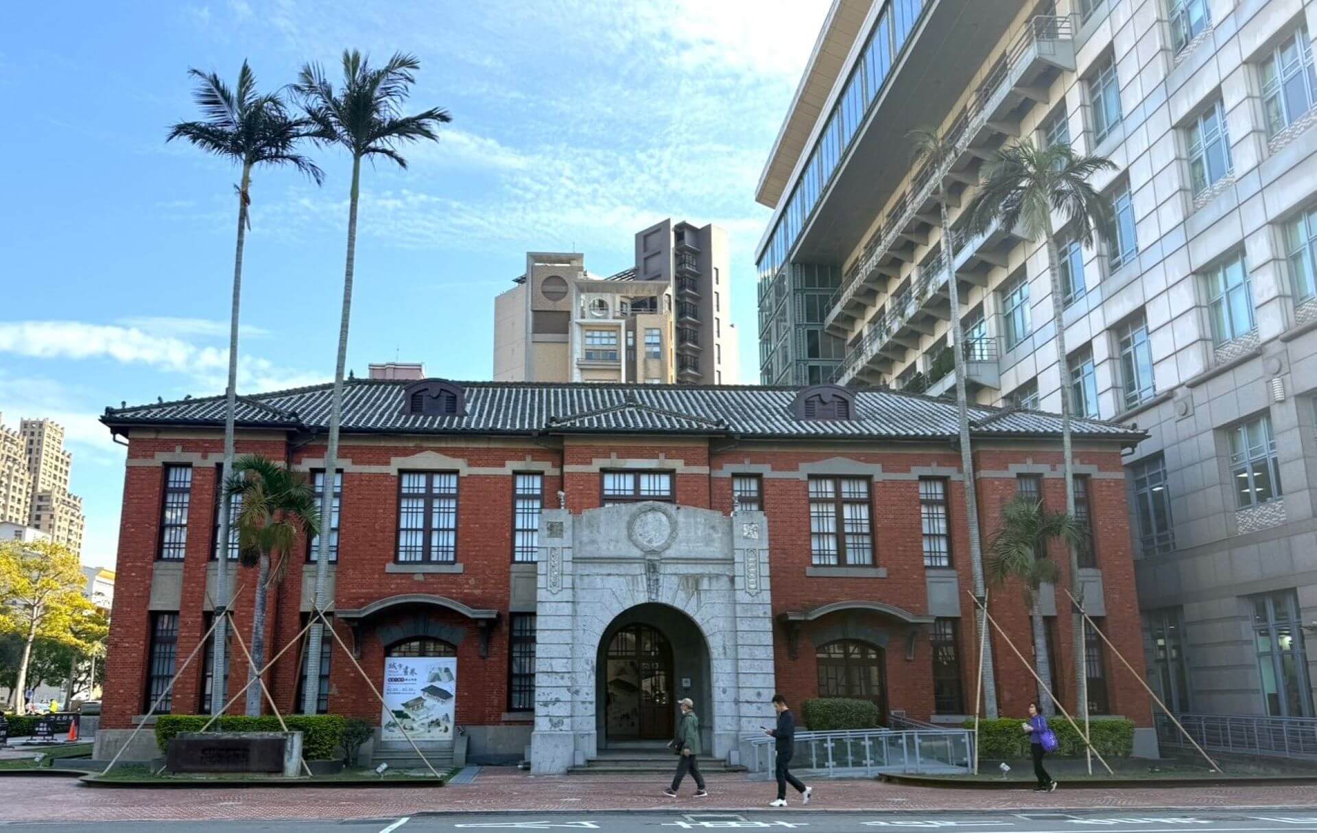 新竹市美術館前身為「新竹市役所」，與故宮文物一樣，都承載著跨越百年的文化記憶。（攝影／朱佑霖）