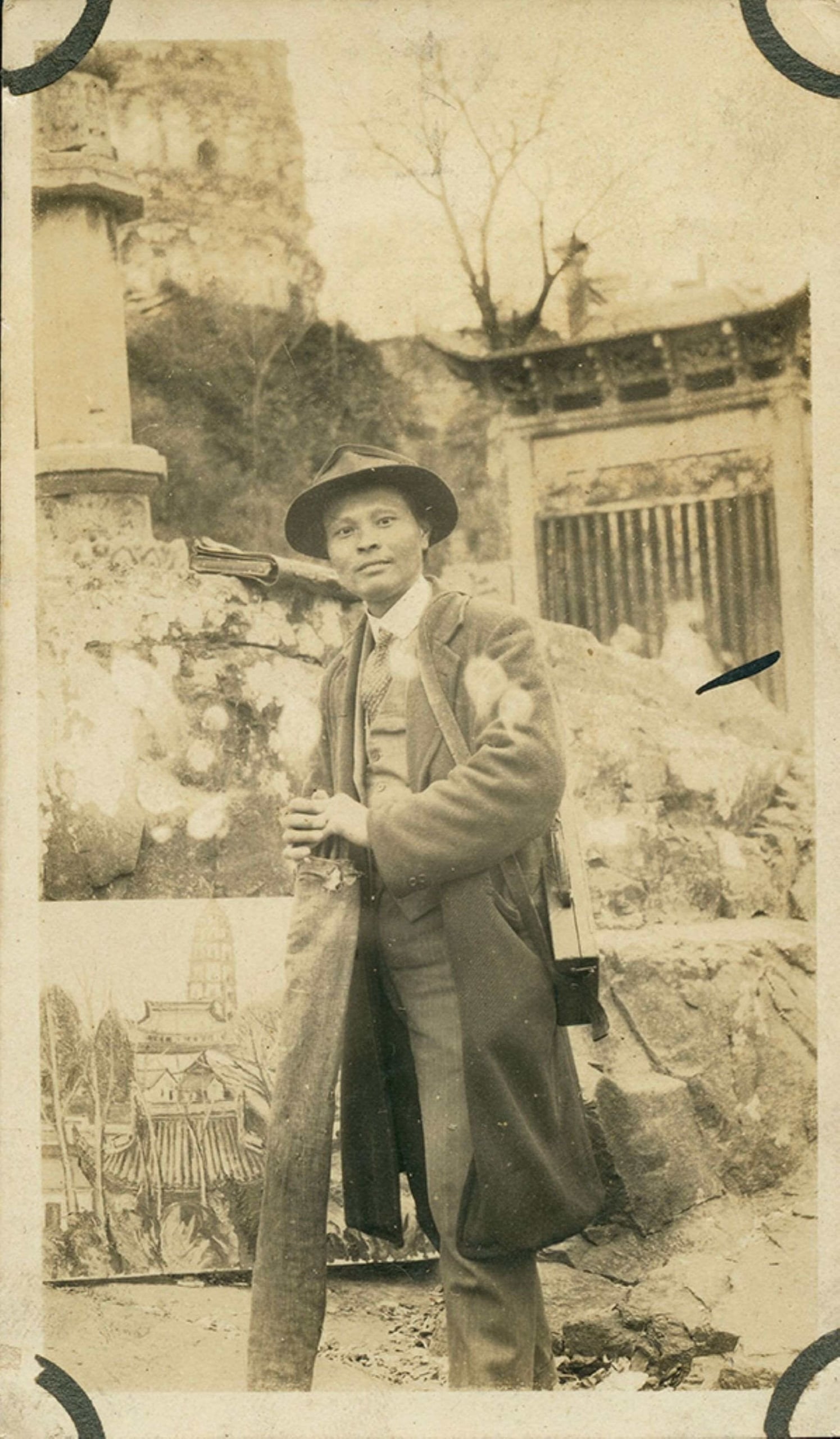 1930年，陳澄波在蘇州虎丘塔前寫生留影，照片中可以看到他背著畫具盒，手持包在布袋裡的畫架，後方石階上放有一本書。（陳澄波文化基金會網站）