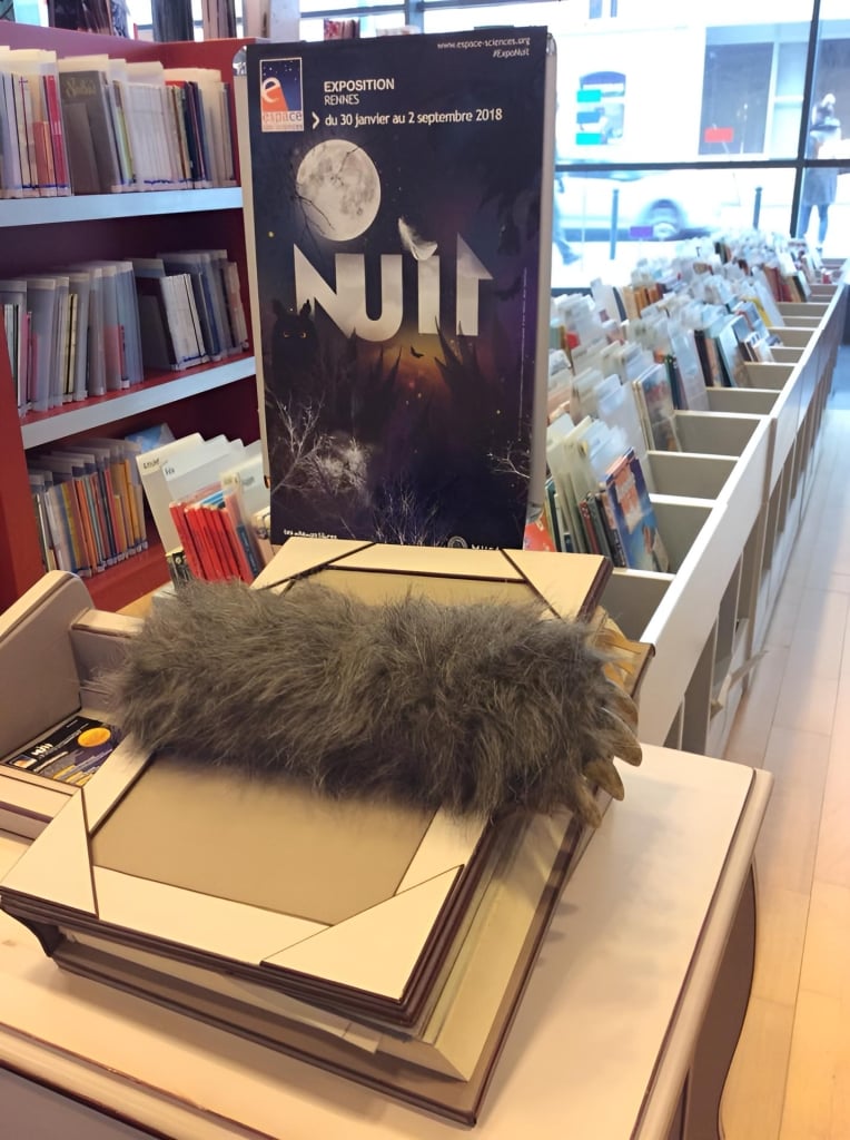 恐怖故事書展,館員自製狼爪書封。