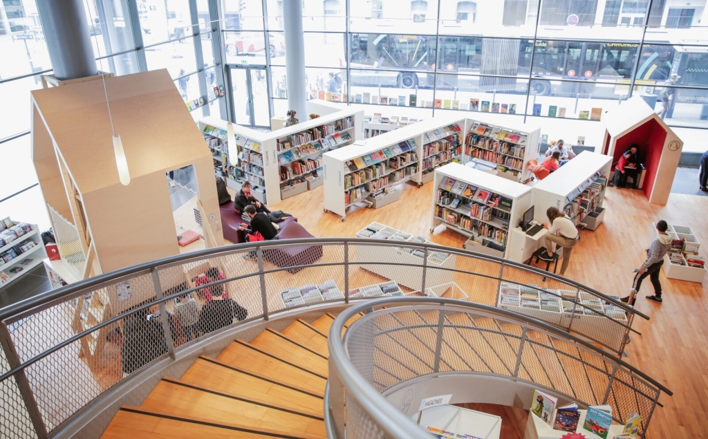 隨著主題不同而變化的書架擺設。來源:https://www.tourisme-rennes.com/decouvrir-rennes/culture/champs-libres/