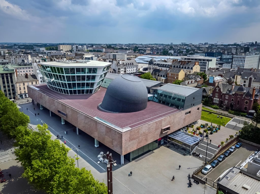 自由田野文化中心Les Champs Libres 屋頂造型非常吸睛。來源:https://www.tourisme-rennes.com/decouvrir-rennes/culture/champs-libres/