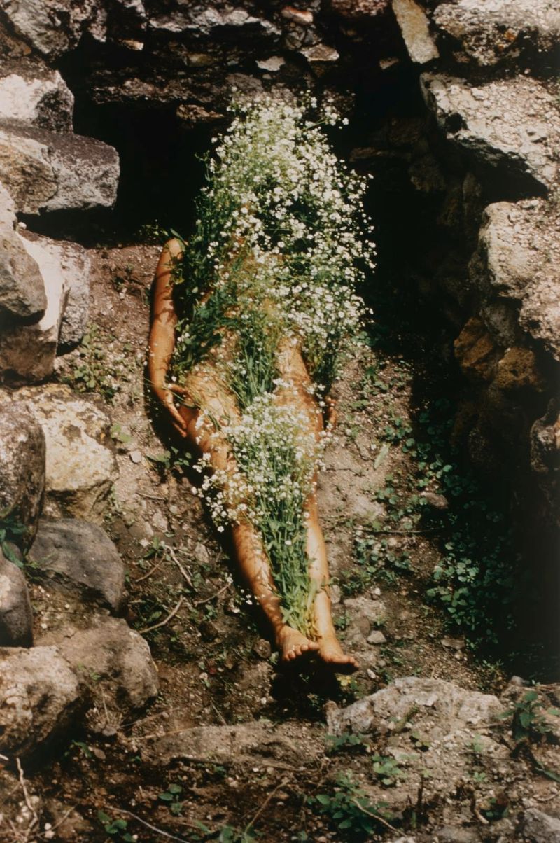 © Ana Mendieta Estate Collection, LLC。由紐約藝術家權利協會（Artist Rights Society, ARS）與英國設計與藝術家著作權協會（DACS）2026年授權。圖片提供：瑪麗安・古德曼畫廊（M…