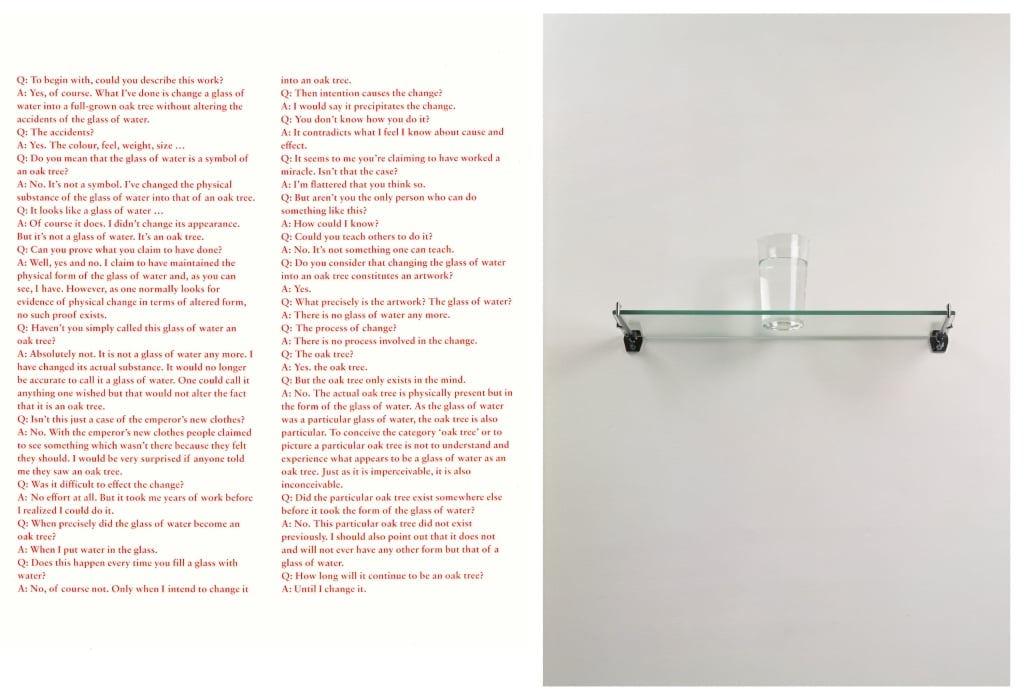 麥可．克雷格-馬丁《一顆橡樹》，1973，玻璃、水、金屬、紙本印刷文字，15 × 46 × 14 cm，藝術家自存AP版，經澳洲國立美術館授權展出 © Michael Craig-Martin. 藝術家版權所有，圖片提供：藝術家、高古軒。