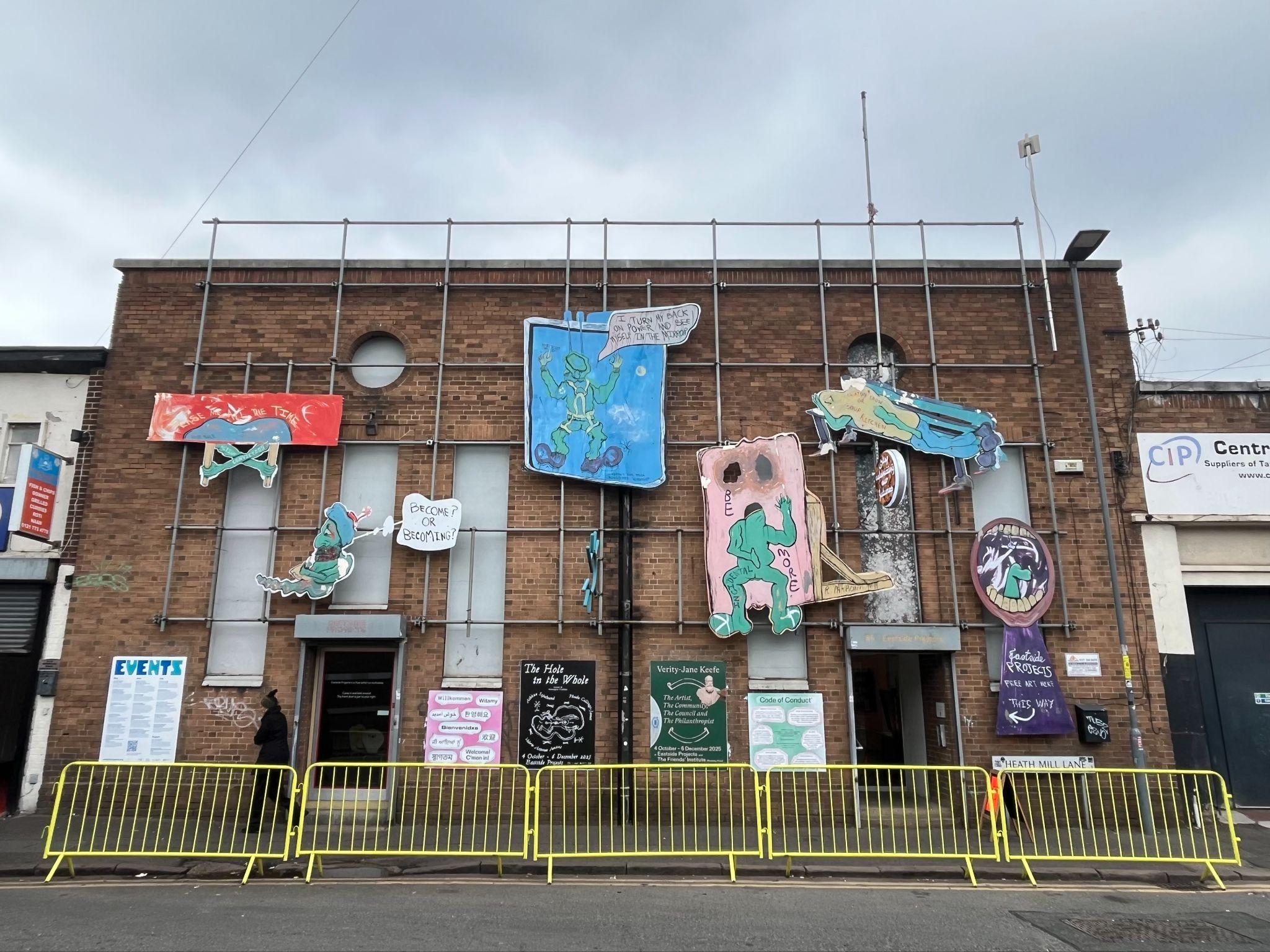 Eastside Projects建築外牆上由Gavin Wade與Céline Condorelli設計的「廣告看板」，上方展示Hardeep Pandhal 的作品《BAME Storm》（2018）以及 Faisal Hussein的…