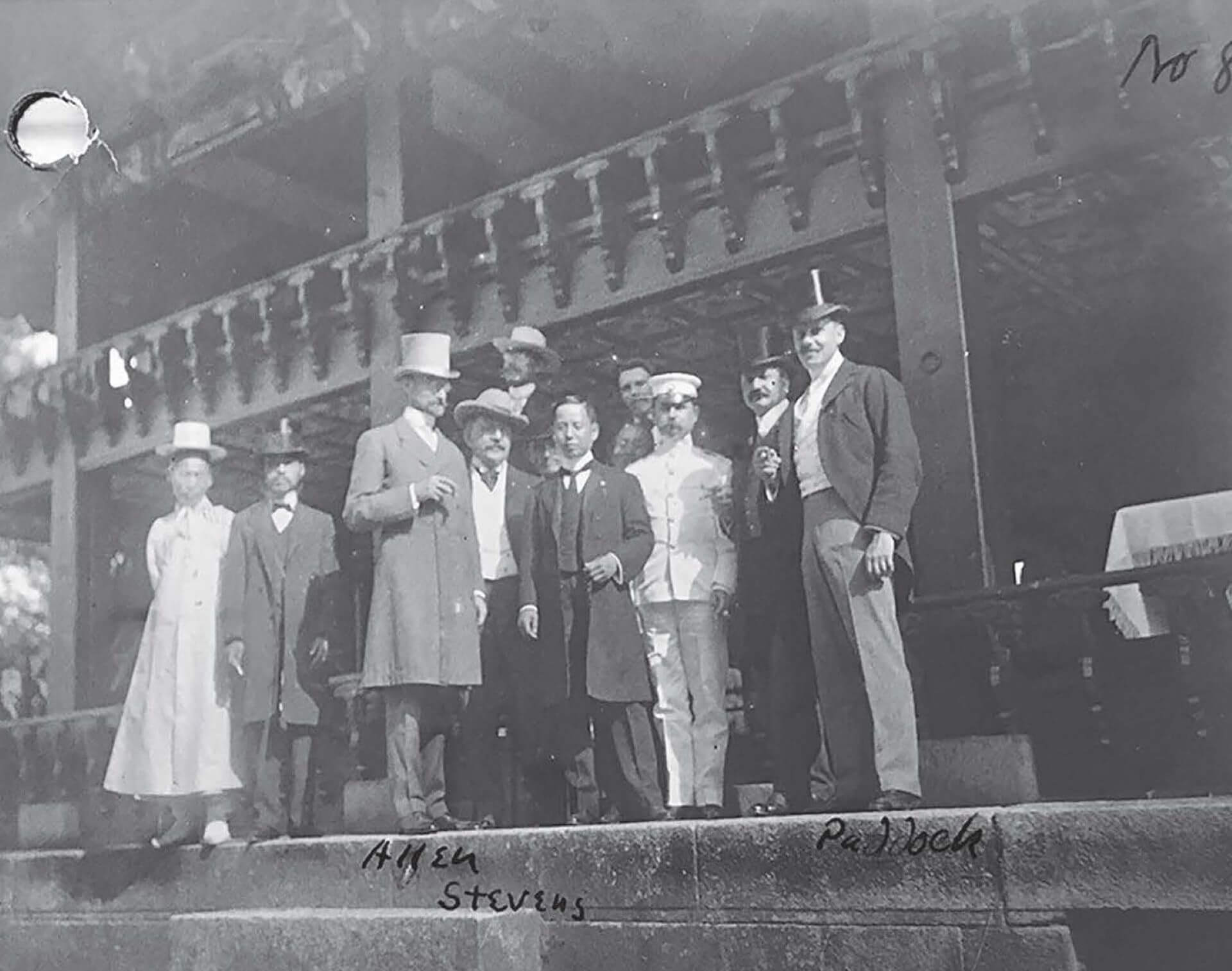 圖3 美國外交官霍勒斯．艾倫（Horace Allen，左起第三）於景福宮晚宴後與其他貴賓合影，約 1904 年，紐約公共圖書館藏。引自Horlyck, Charlotte，《The Emergence of the Korean Art…
