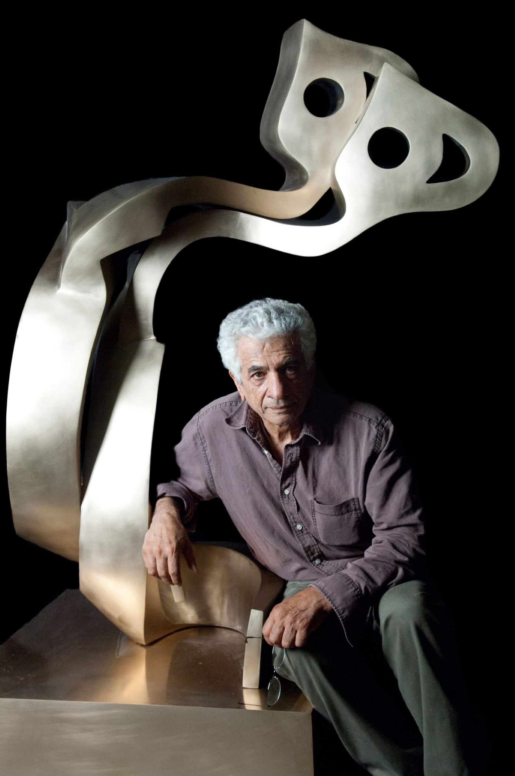 帕爾維茲．塔納沃利（Parviz Tanavoli）與他著名的「هیچ」字型雕塑合影。（©wikipedia）