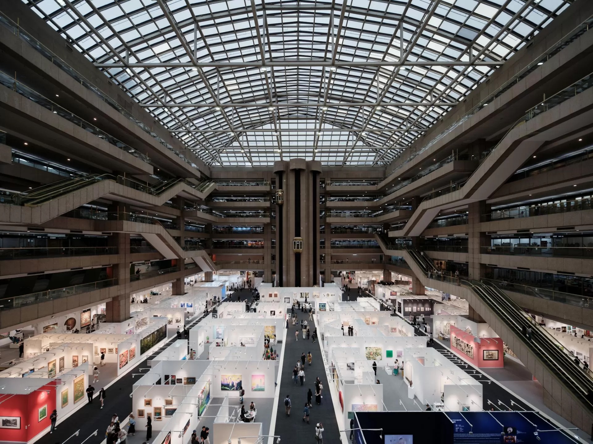 圖為2025 ART TAIPEI展會現場。（©中華民國畫廊協會）