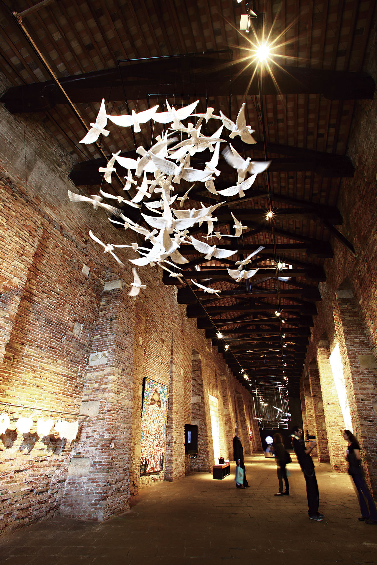 瑪娜爾．阿爾多瓦揚（Manal AlDowayan），《共同懸置》 （Suspended Together），2011 年。展出於「邊緣的阿拉伯：終點站」（Edge of Arabia: Terminal），2011 年，義大利。（© Ma…