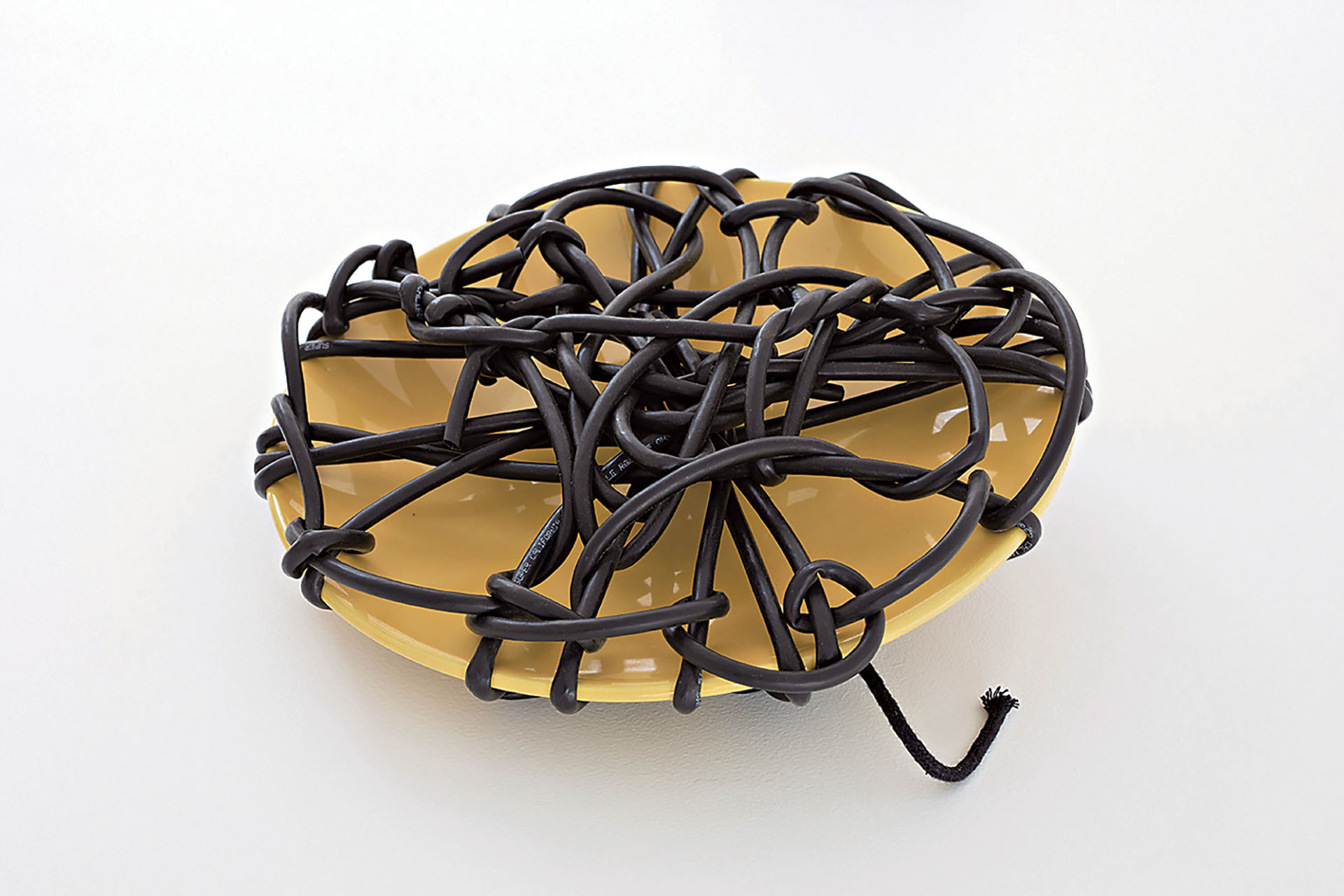 編織、纏繞是沙里夫創作常見的元素。（©galleryisabelle, Hassan Sharif）