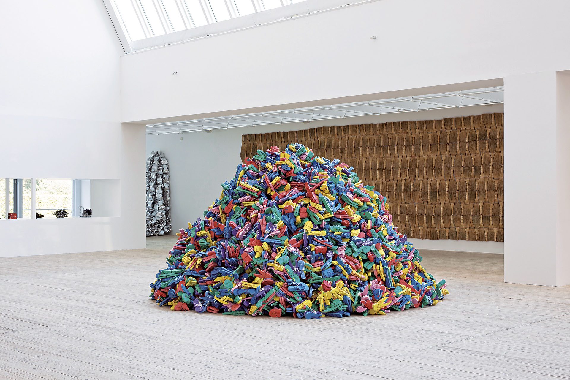 哈桑．沙里夫（Hassan Sharif）2020年的個人展覽「Hassan Sharif: I Am The Single Work Artist」展場一景。（攝影／Helene Toresdotter，Malmö Konsthall提供…