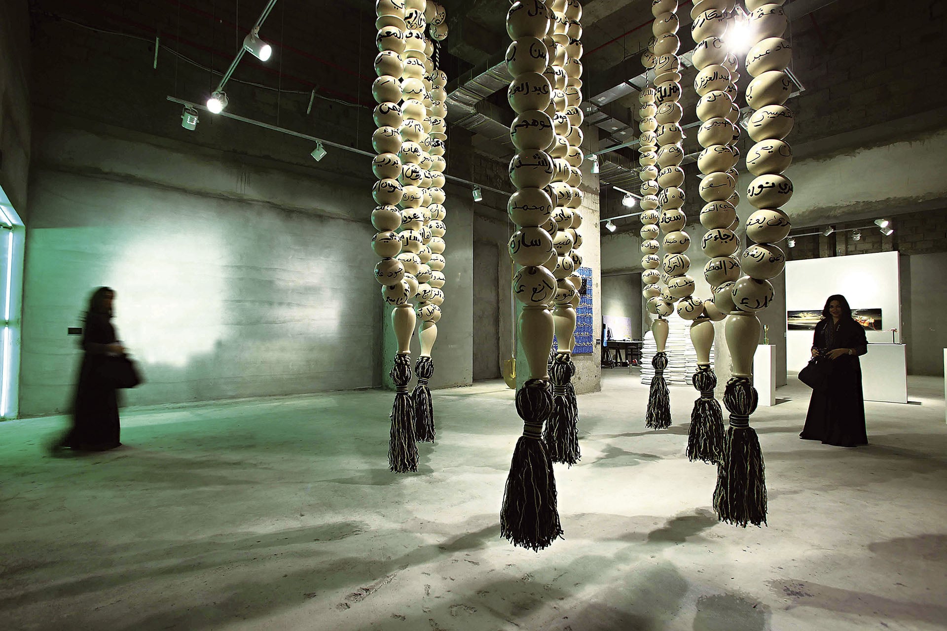 瑪娜爾．阿爾多瓦揚（Manal AlDowayan）的《Esmi》，2012年展出於「Edge of Arabia: We Need to Talk」，沙烏地阿拉伯。（© Edge of Arabia 與 Manal AlDowayan S…