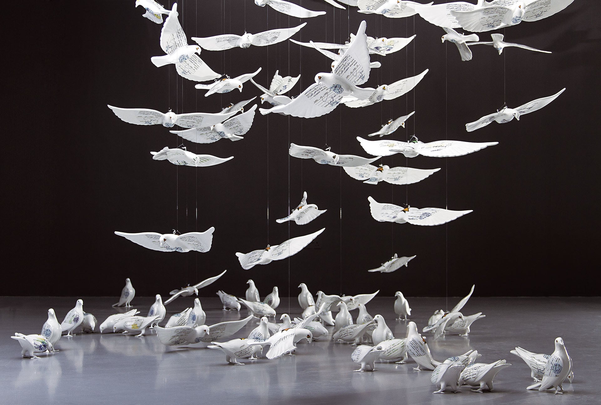 瑪娜爾．阿爾多瓦揚（Manal AlDowayan）的《Suspended Together》，2011年展出於卡達阿拉伯現代藝術博物館（Mathaf）。（© Mathaf 與藝術家）