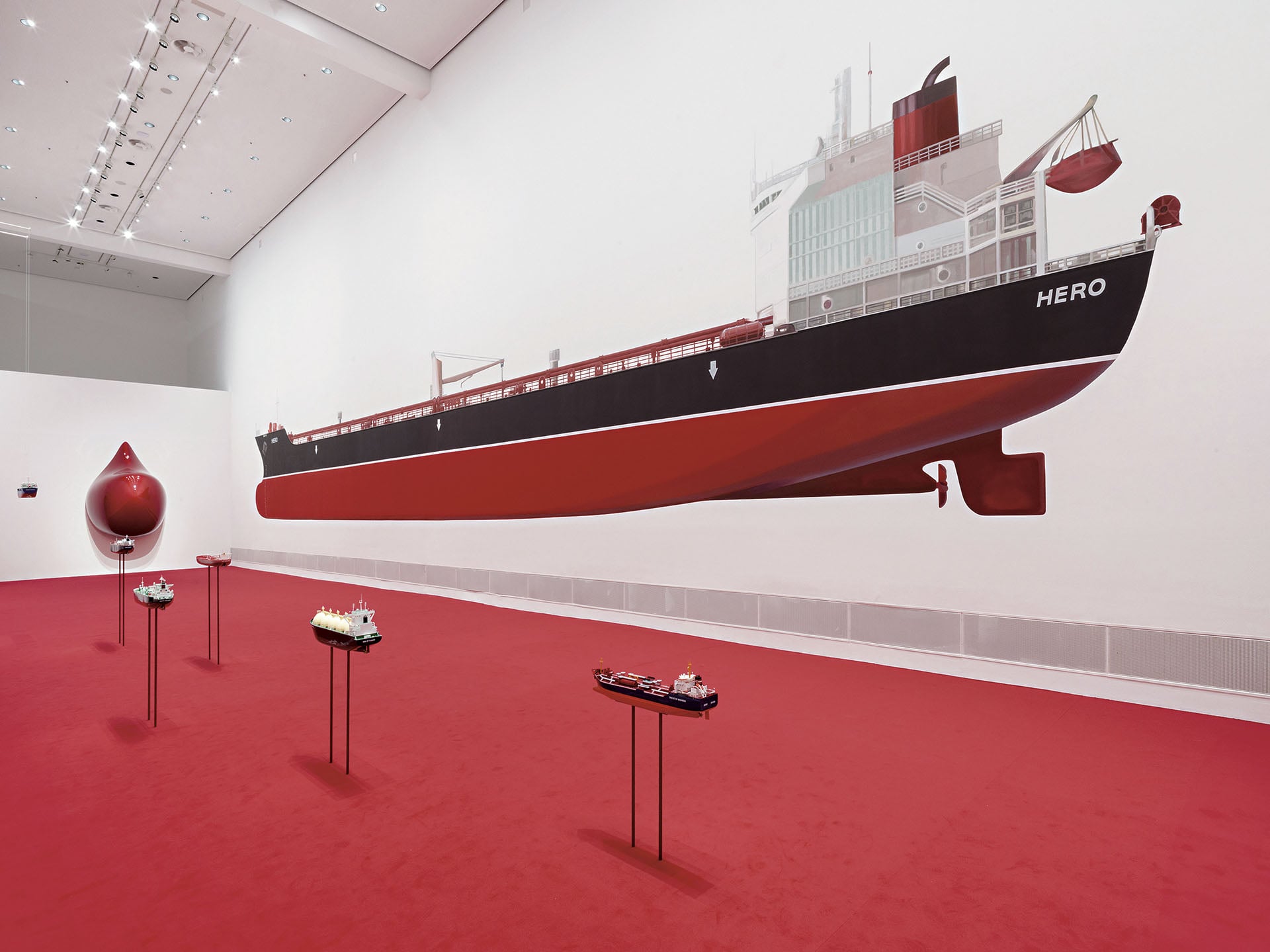 圖為莫尼娜．阿爾．垮迪尼個展「Hero」展覽現場，柏林美術館（Berlinische Galerie）。（攝影／Roman März，© Monira Al Qadiri）